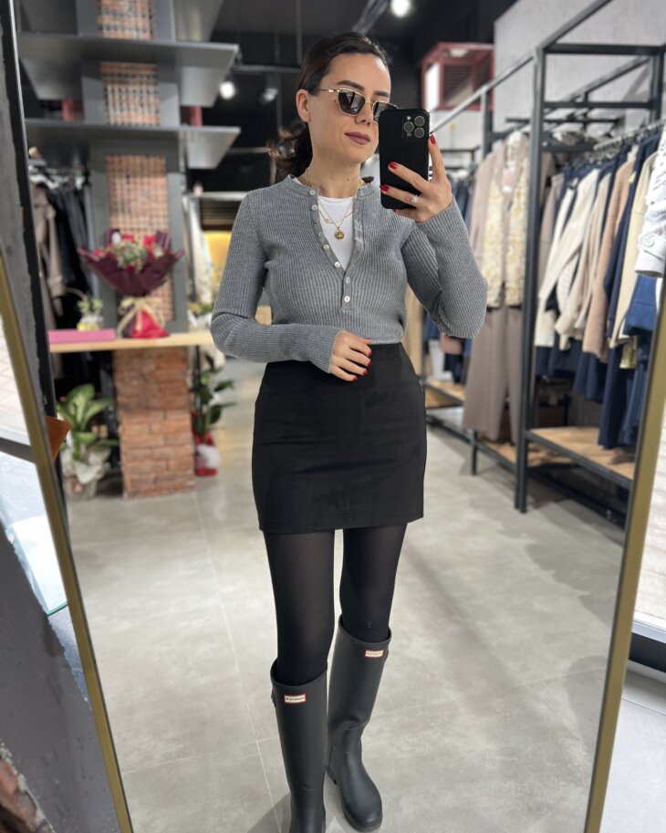 Gri renkli düğmeli triko bluz, şık ve rahat kadın giyim seçeneği. Moda ve butik tarzıyla modern görü.