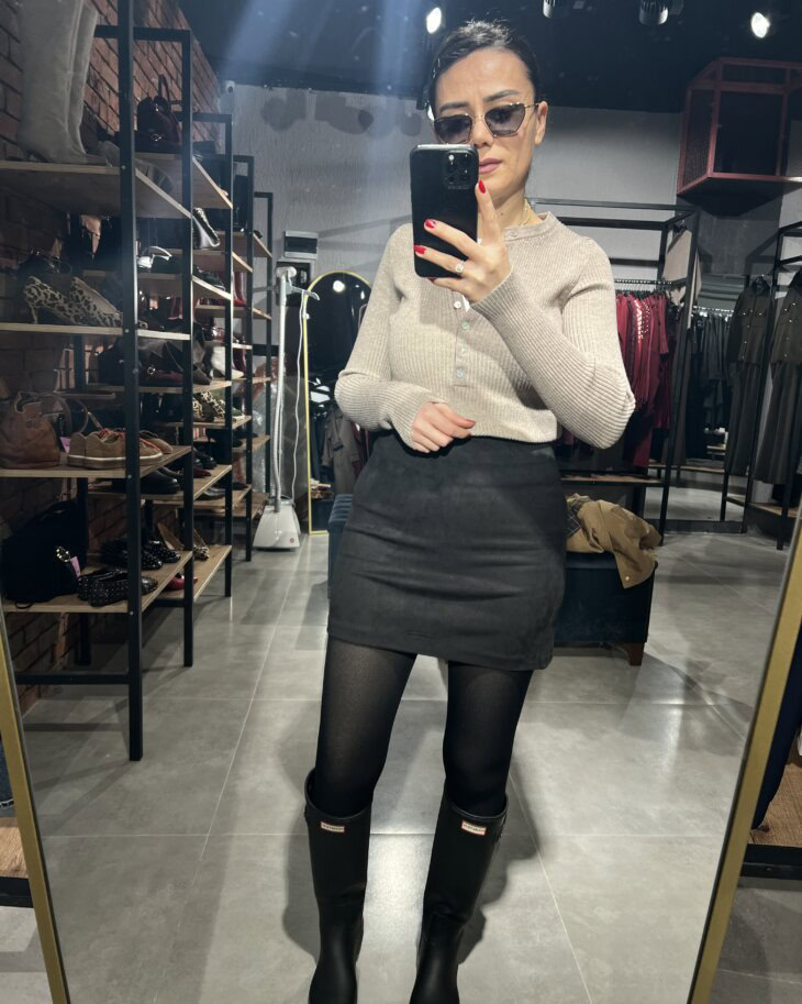 Sedef düğmeli gri triko bluz, şık ve rahat kadın giyim parçası. Moda ve butik tarzını yansıtan ideal.