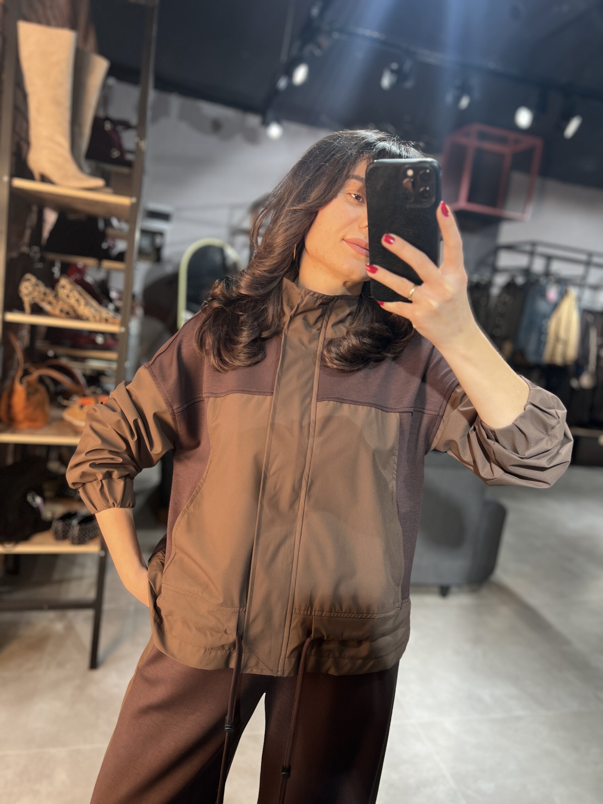 Kadınlar için rahat ve şık eşofman takımı, spor ve günlük kullanım için ideal. Modern tasarım ve kon.