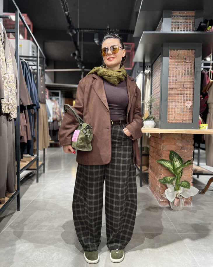 Pamuklu ekose balon pantolonlu kadın moda kombini.