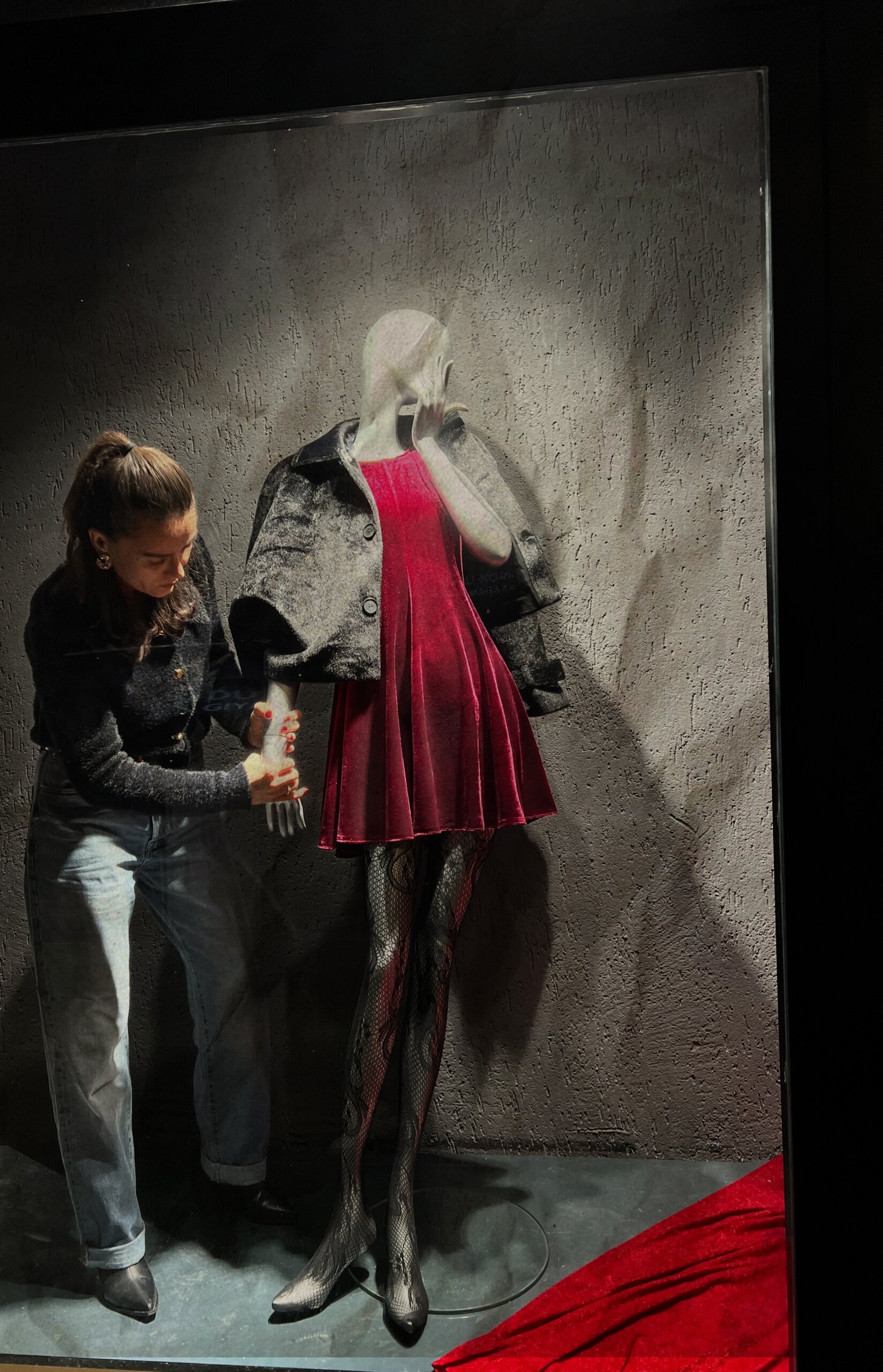 Kadınlar için şık kıyafetler ve moda ürünleri sergisi.