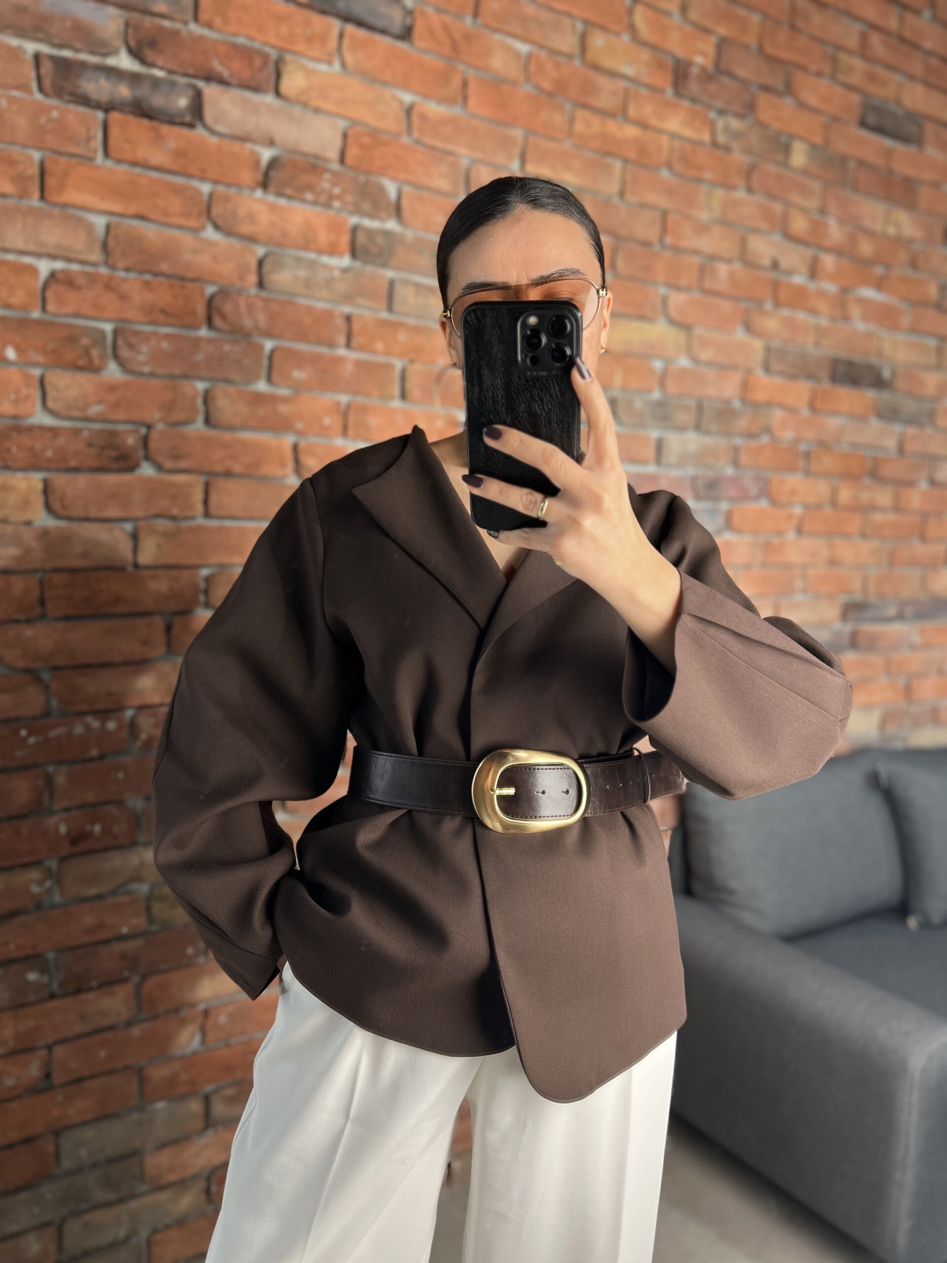 Kendinden kemerli, şık ve modern kadın ceketi, rahat ve şık görünüm sağlar.