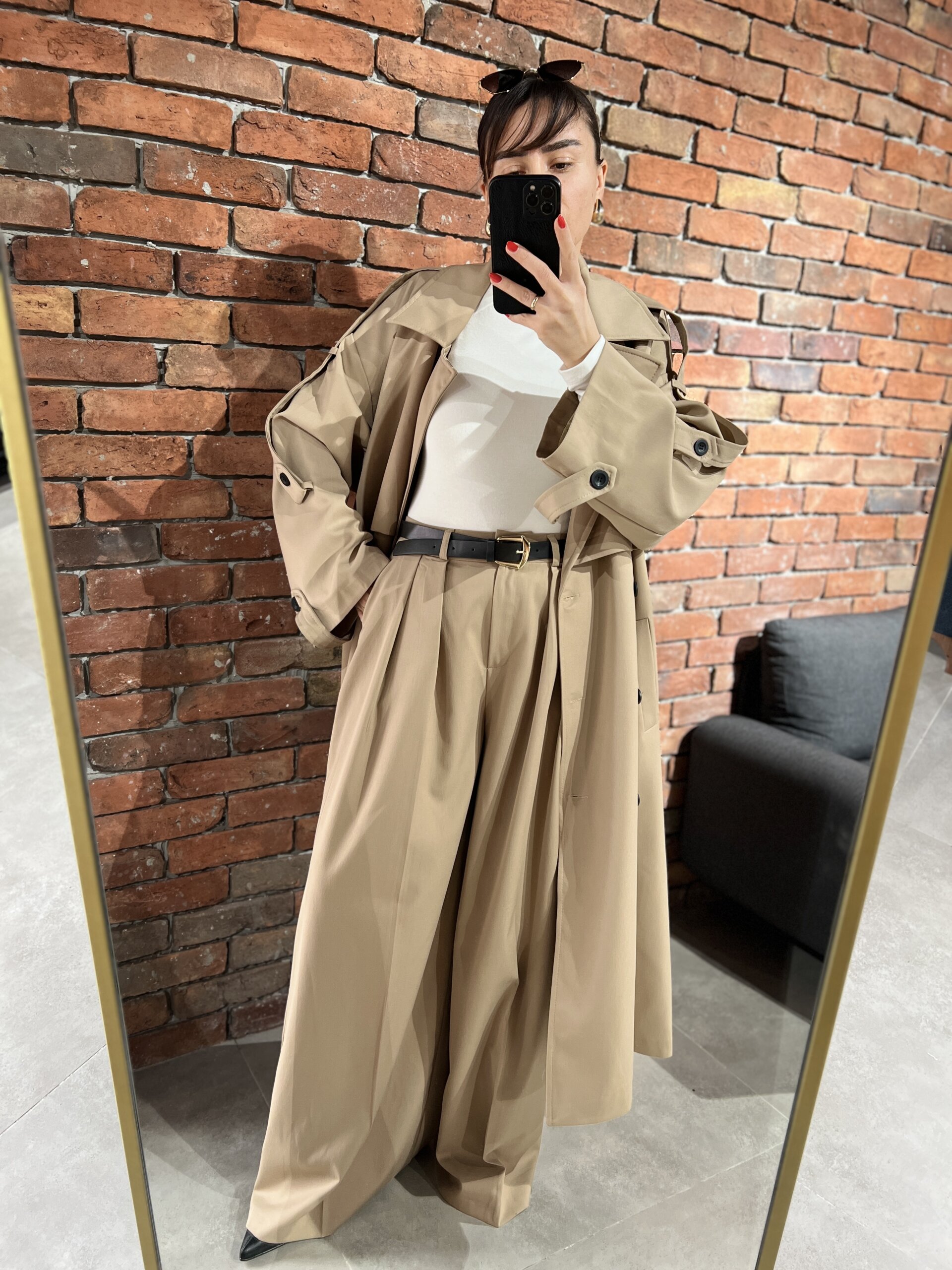 Derin pileli, kendinden kemerli pantolon, rahat ve şık kadın giyim modeli.