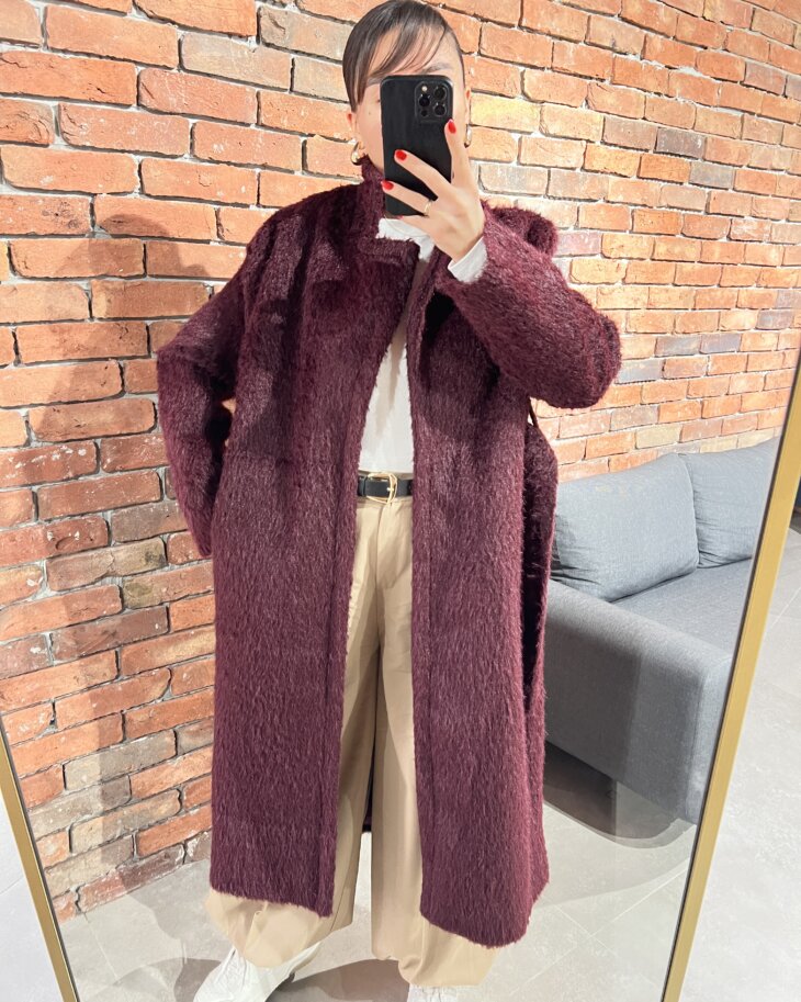 Bordo peluş kaban, rahat ve şık bir kış kıyafeti seçeneği.
