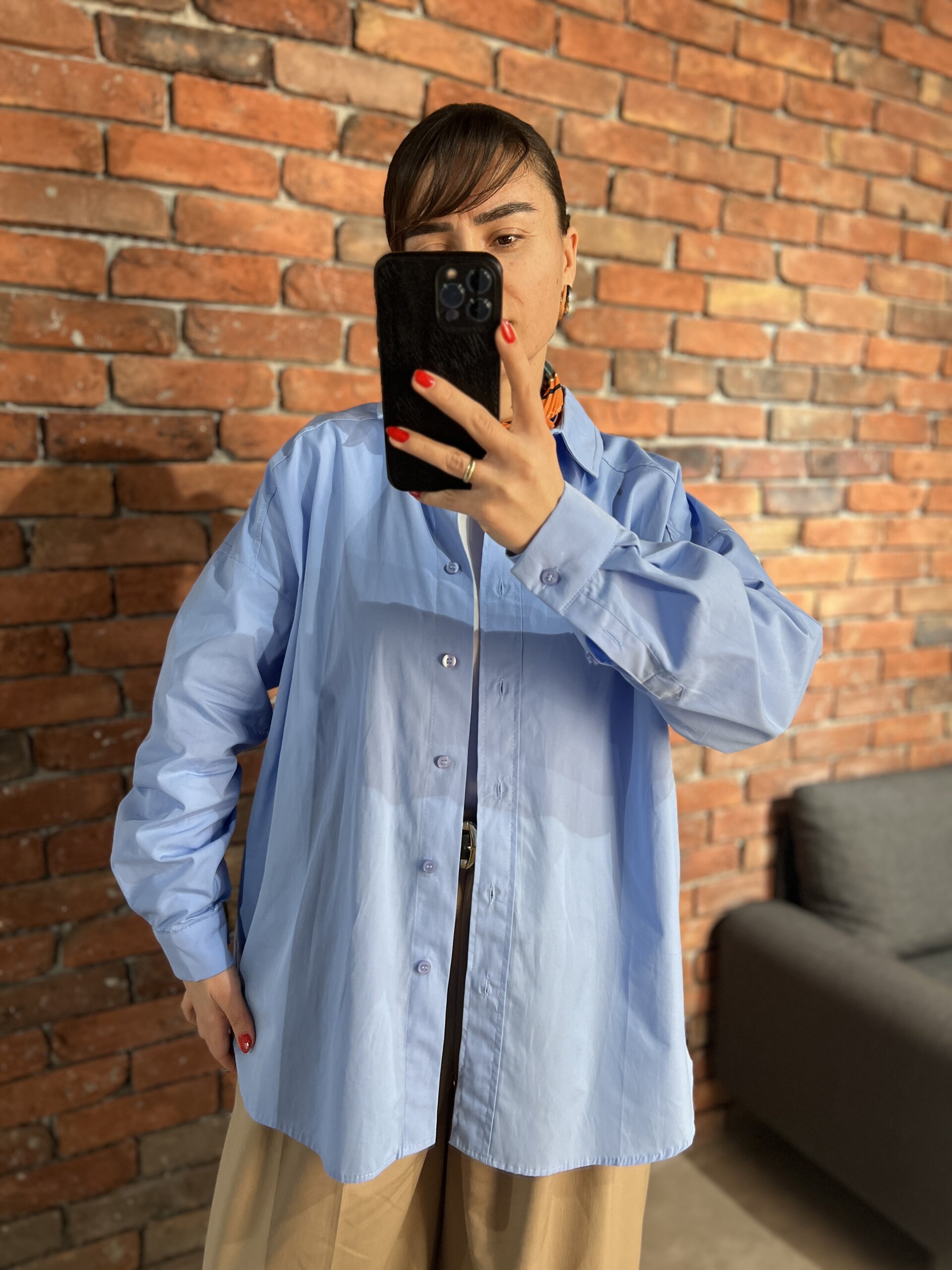 Poplin oversize gömlek, rahat ve şık kadın giyim seçeneği. Modern tarzıyla günlük kombinlere mükemme.