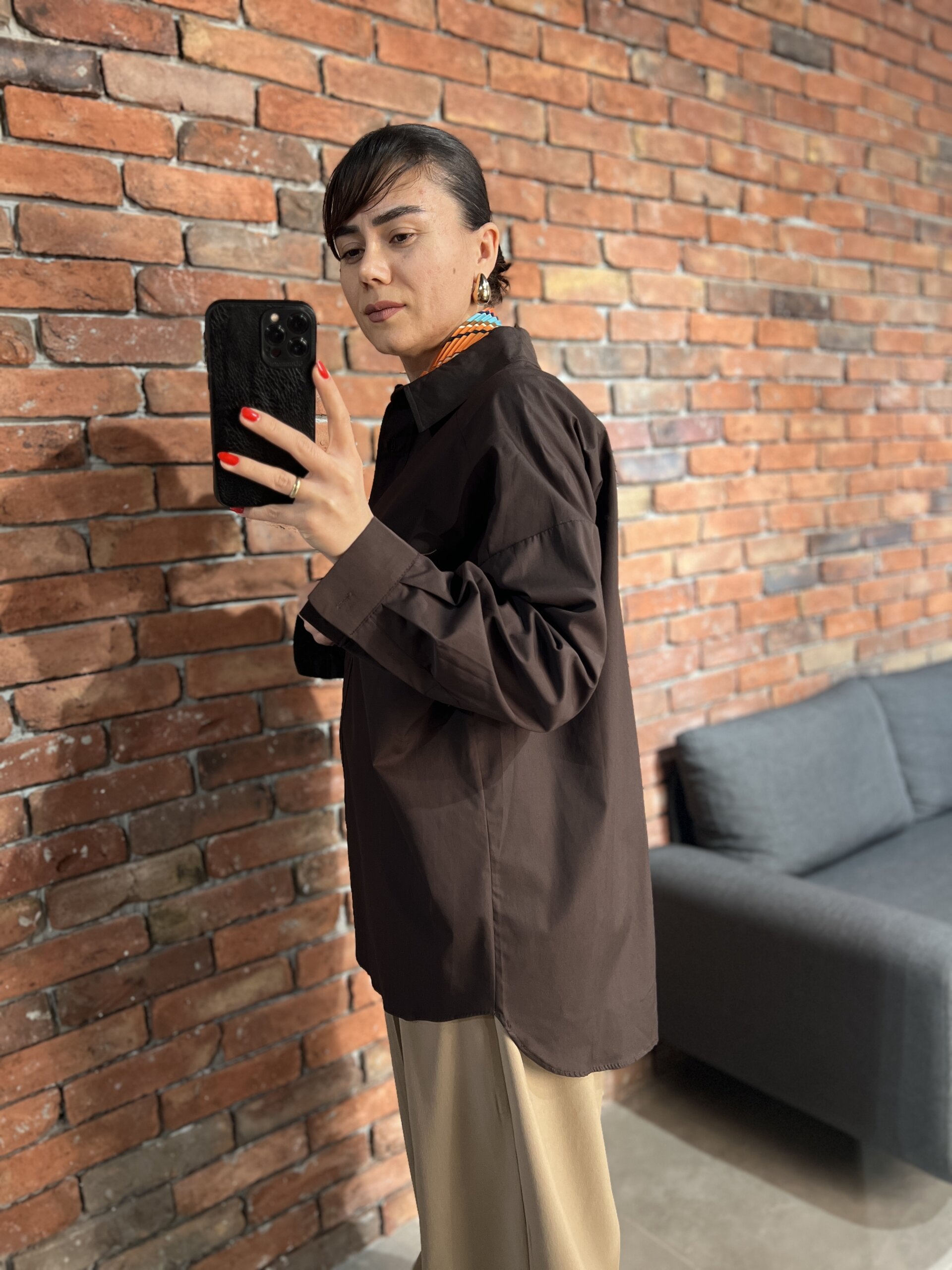 Oversize poplin gömlek, rahat ve şık bir kadın giyim parçası. Modern tarzı ile günlük ve özel kombin.