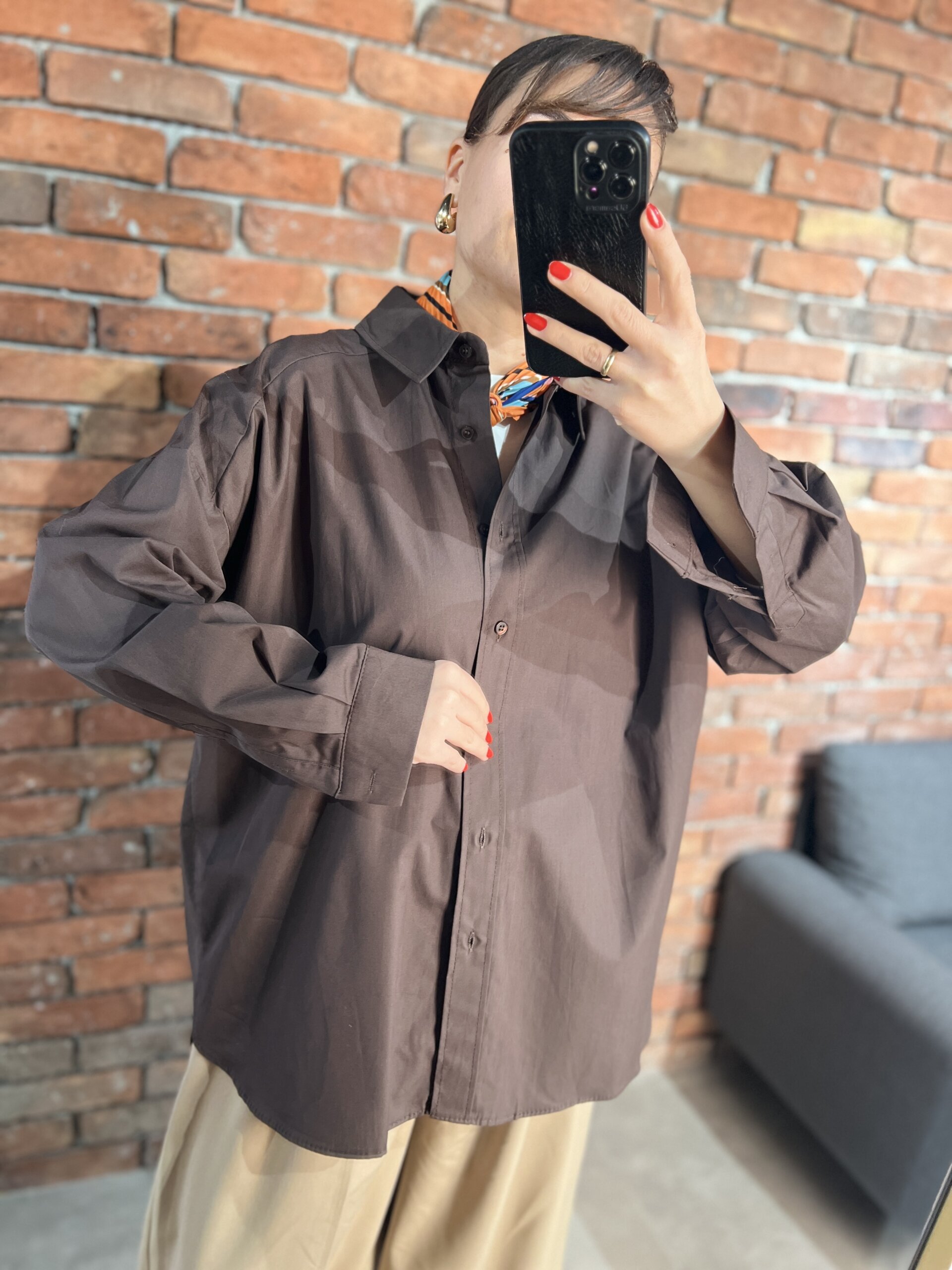 Oversize poplin gömlek, rahat ve şık tasarımıyla kadın modasında öne çıkıyor.