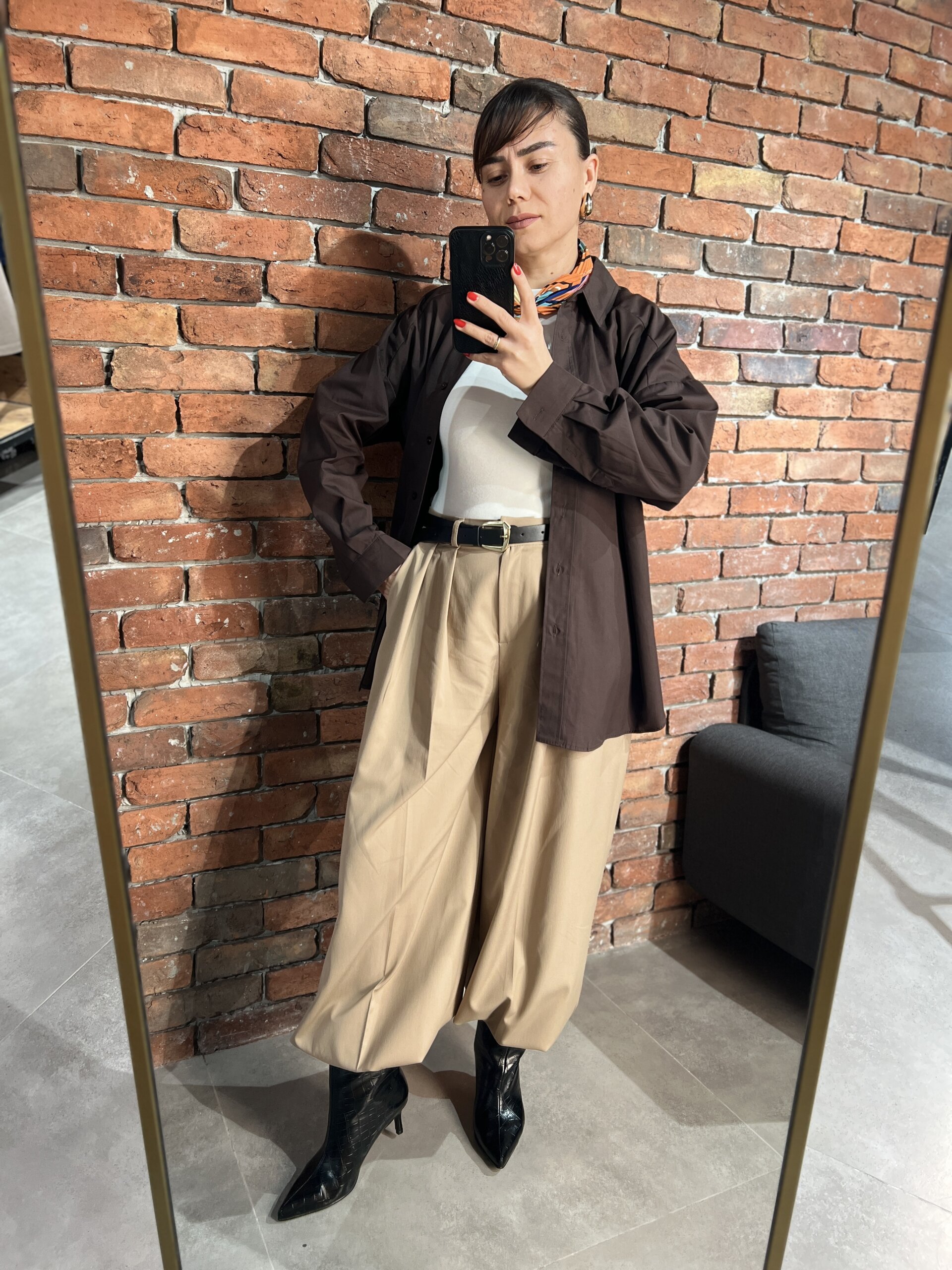 Oversize poplin gömlek, rahat ve şık kadın giyim seçeneği. Modern tarzıyla günlük kombinlere uyum sa.