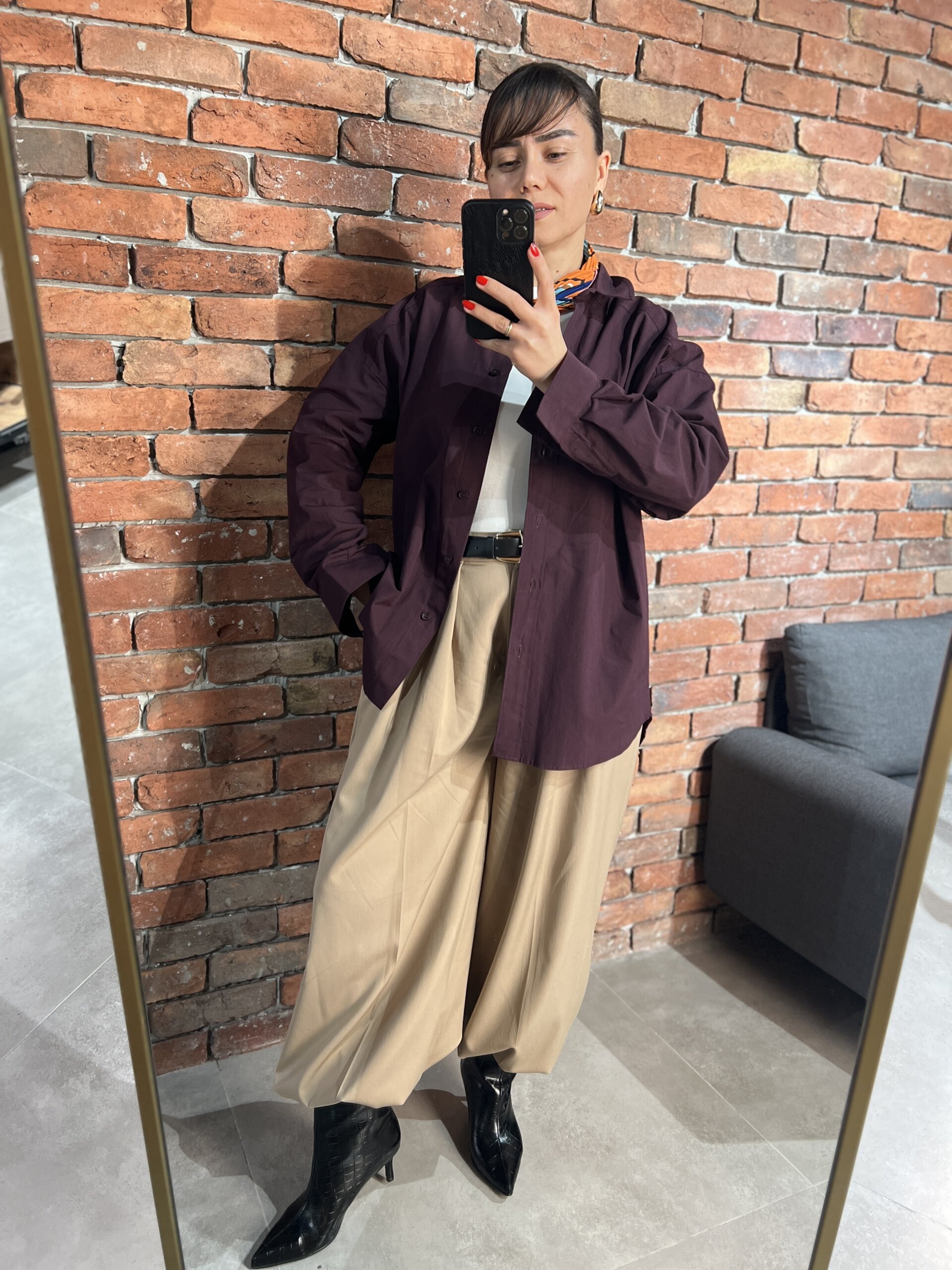Oversize poplin gömlek, rahat ve şık kadın giyim seçeneği.