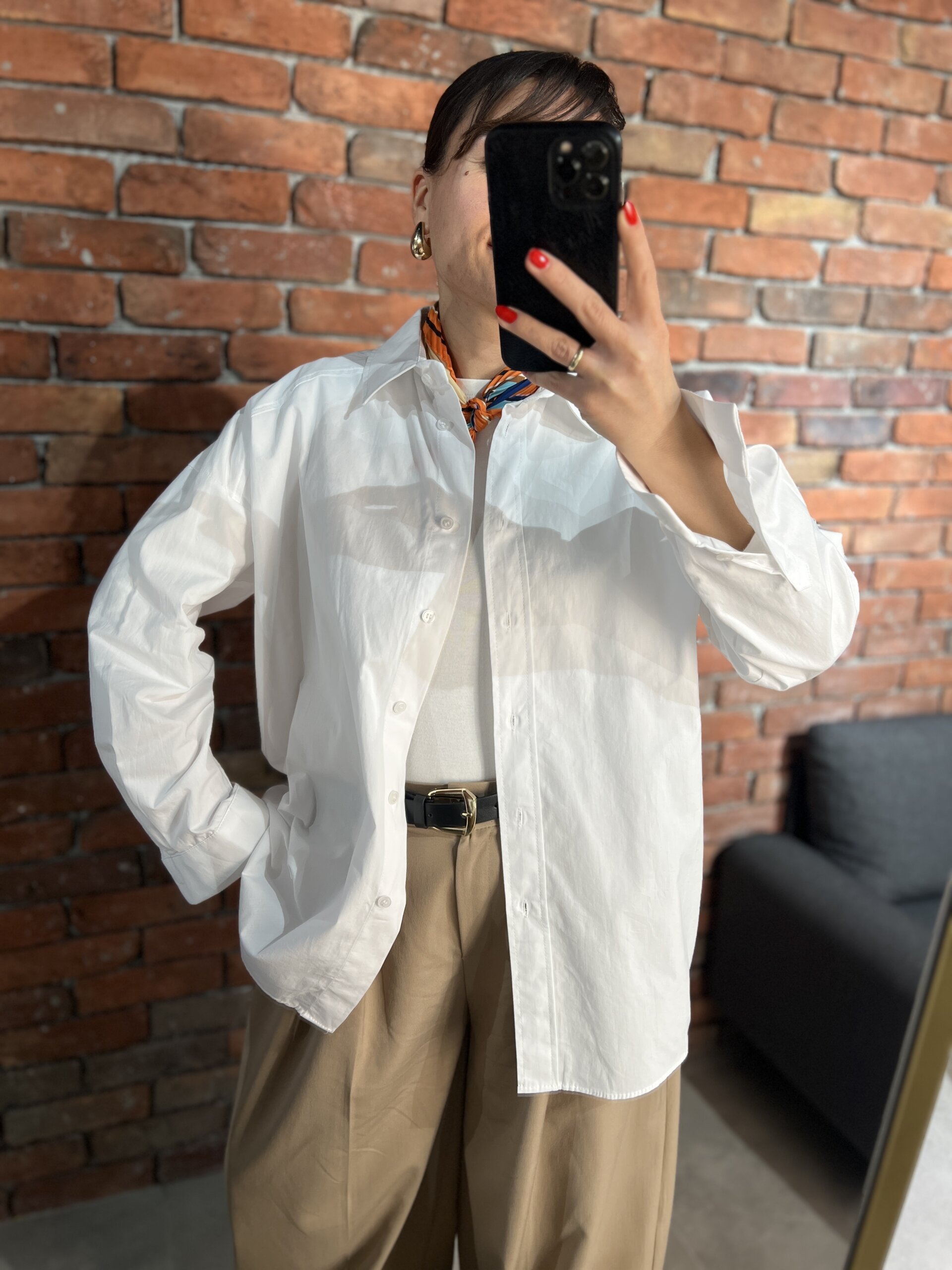 Yüksek kaliteli oversize poplin gömlek, rahat ve şık kadın giyim seçeneği.
