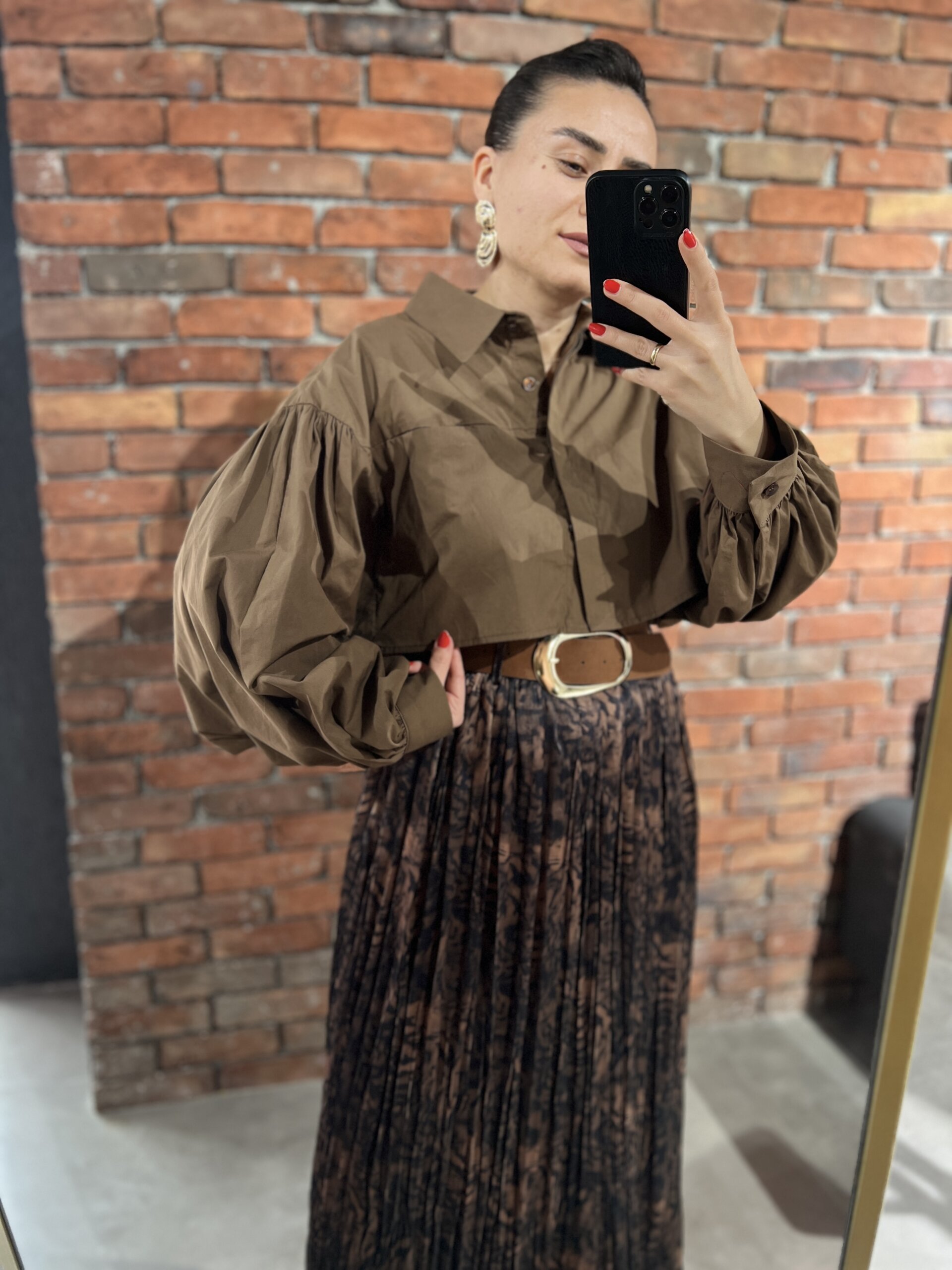 Krop ceket gömlek, şık ve rahat kadın giyim parçası, modern tarzı yansıtan trendy bir seçim.