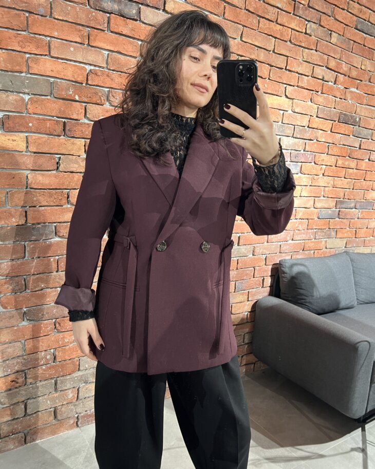 Bordo oversize ceket, belden kemer detaylı, şık ve rahat kadın giyim parçası.