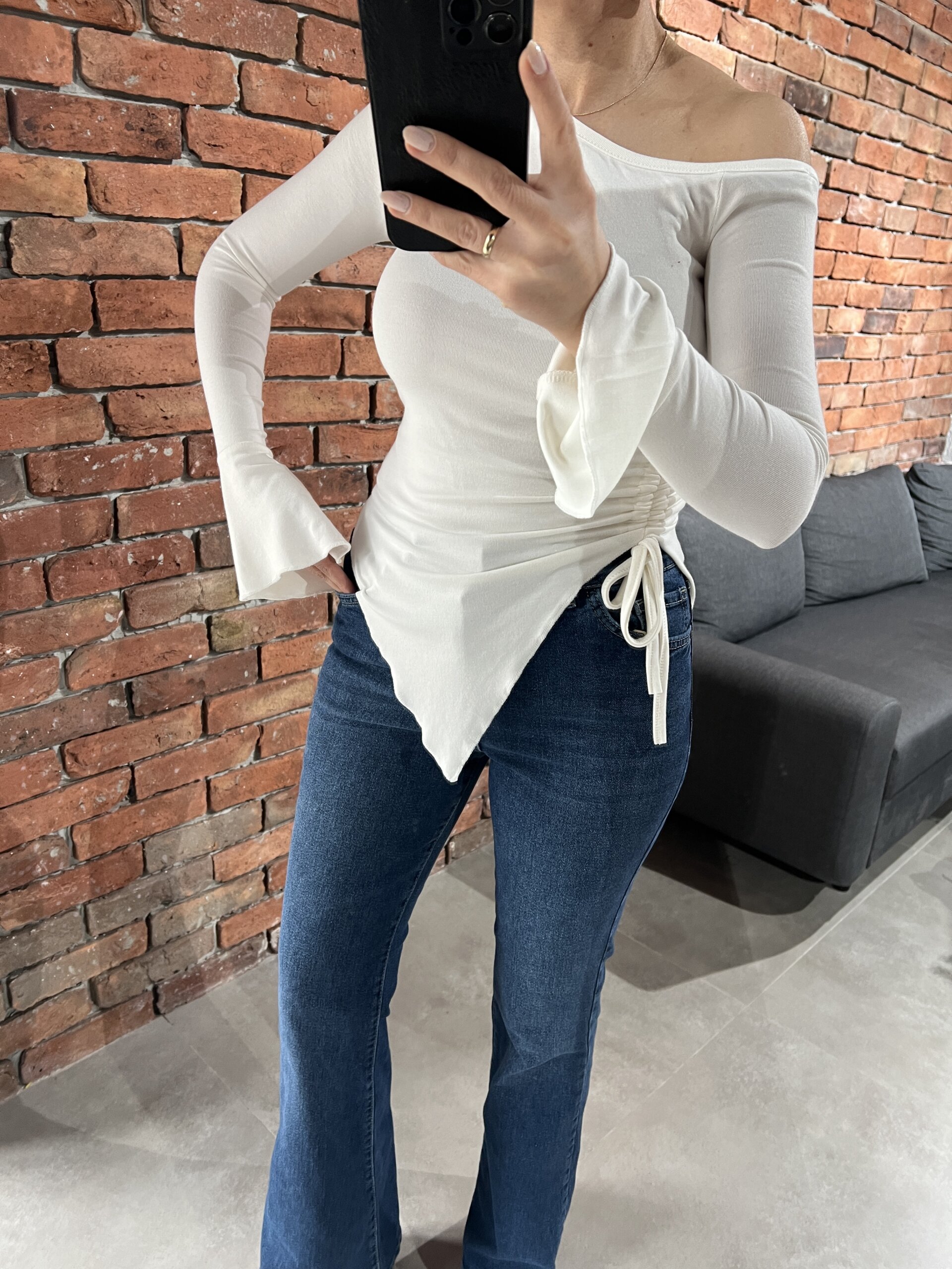 Dudukorkmaz.com'da satılan tek omuz dekolteli asimetrik basic bluz, şık ve rahat kadın giyim parçası.