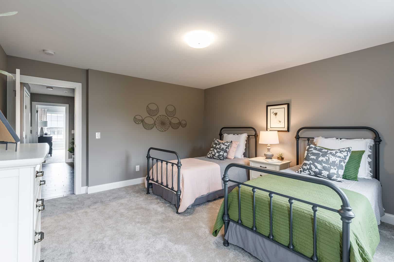 bedroom with two twin beds