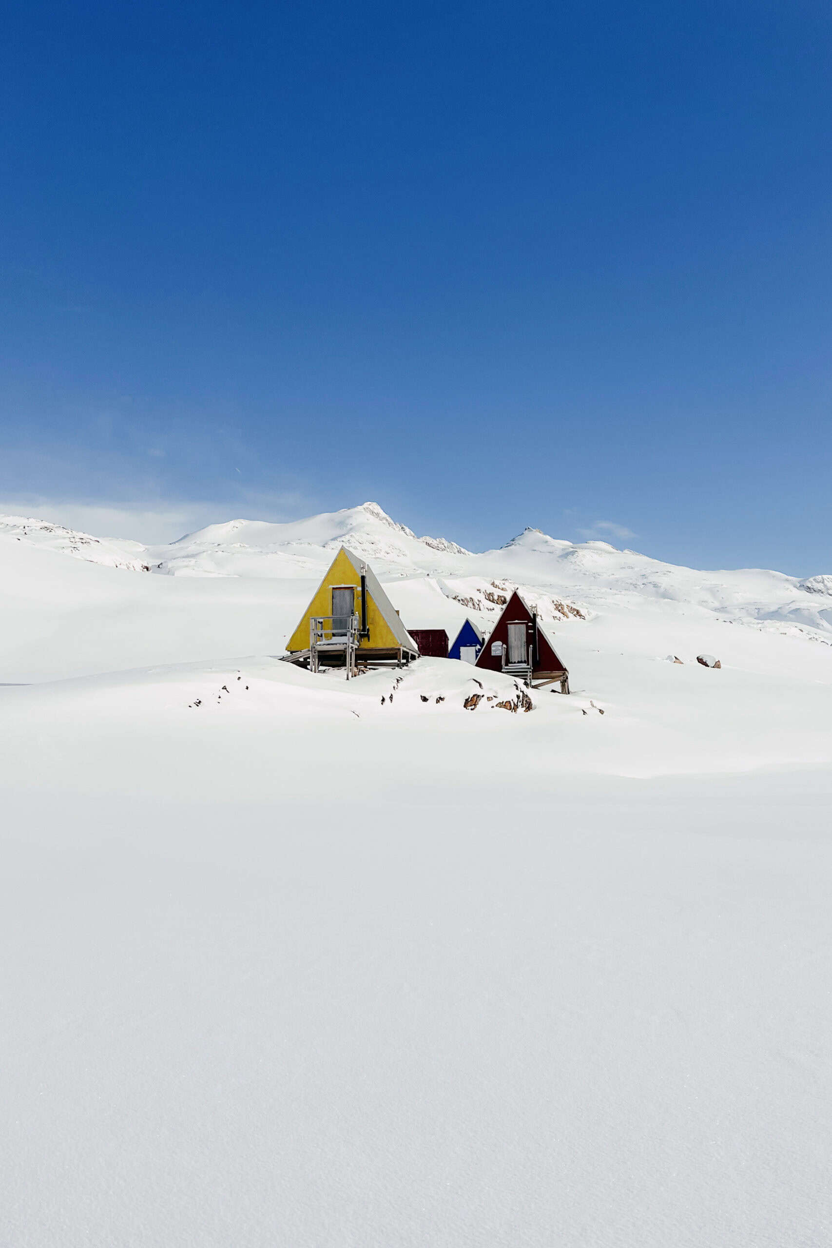 Kaffebaren, a shelter, meeting point and ideal for coffee breaks while dog sledding or snowmobiling on Ammassalik Island.