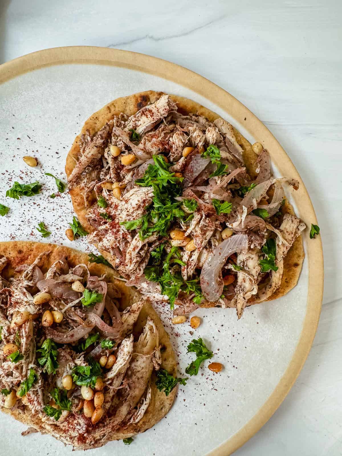 this is a close up of the flatbread chicken recipe on a plate. 