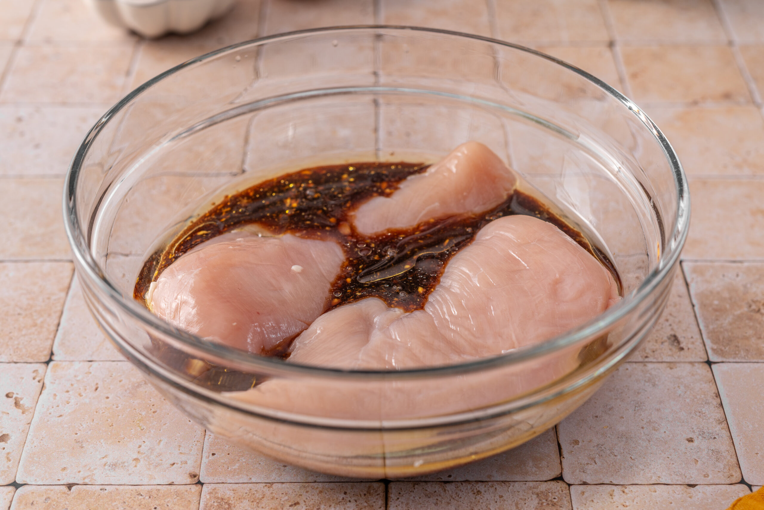 this shows me marinating the chicken in the balsamic marinade