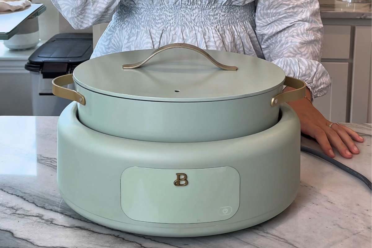 this shows the crockpot closed and cooking