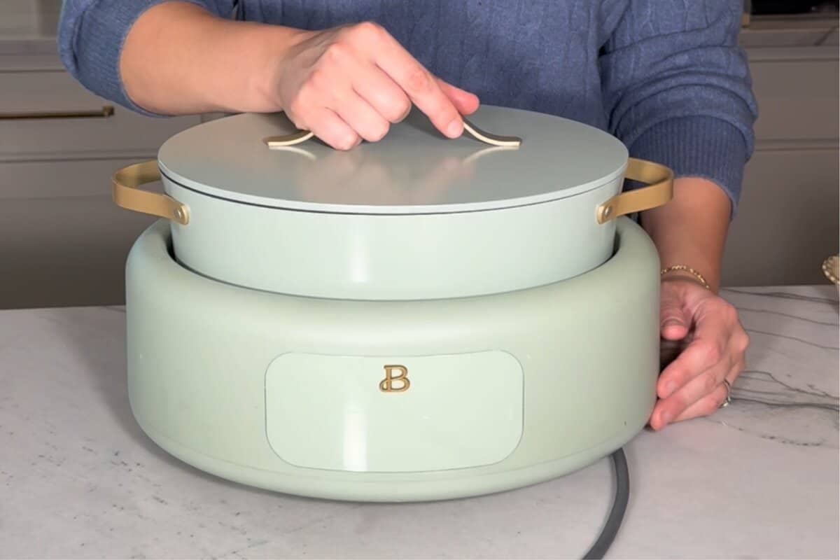 this is a front view of the slow cooker closed ready to cook