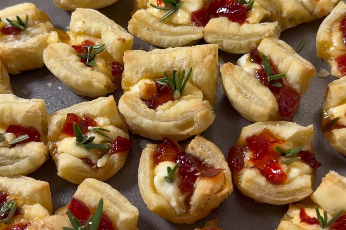 this shows me adding rosemary to the top and serving. 