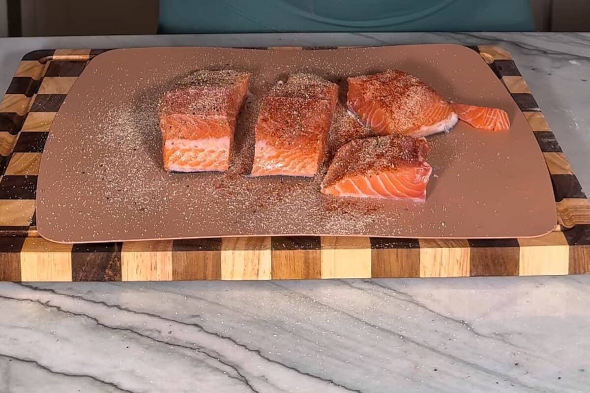 this shows me seasoning my salmon filet 