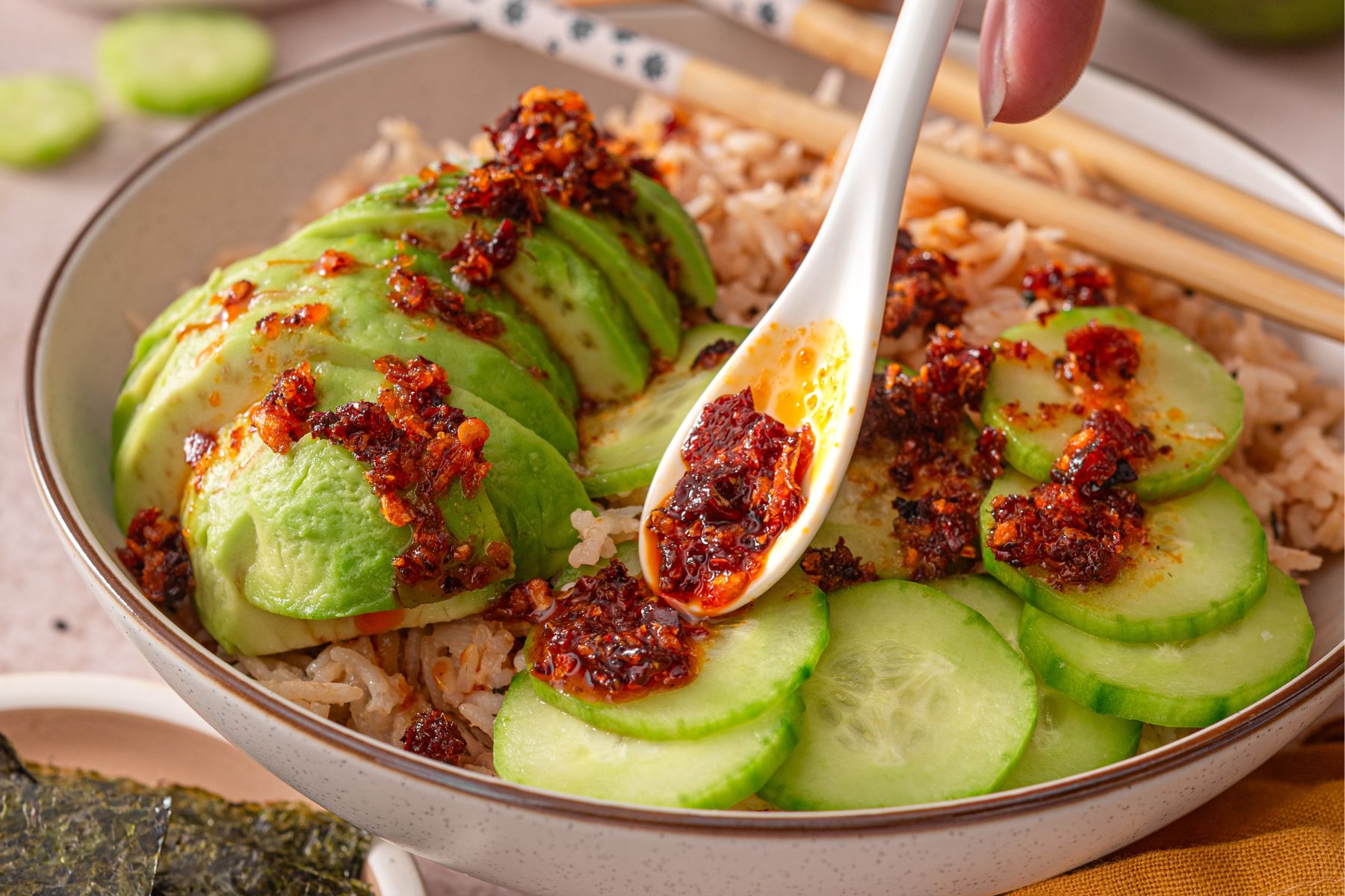this shows me adding the toppings on and serving. 