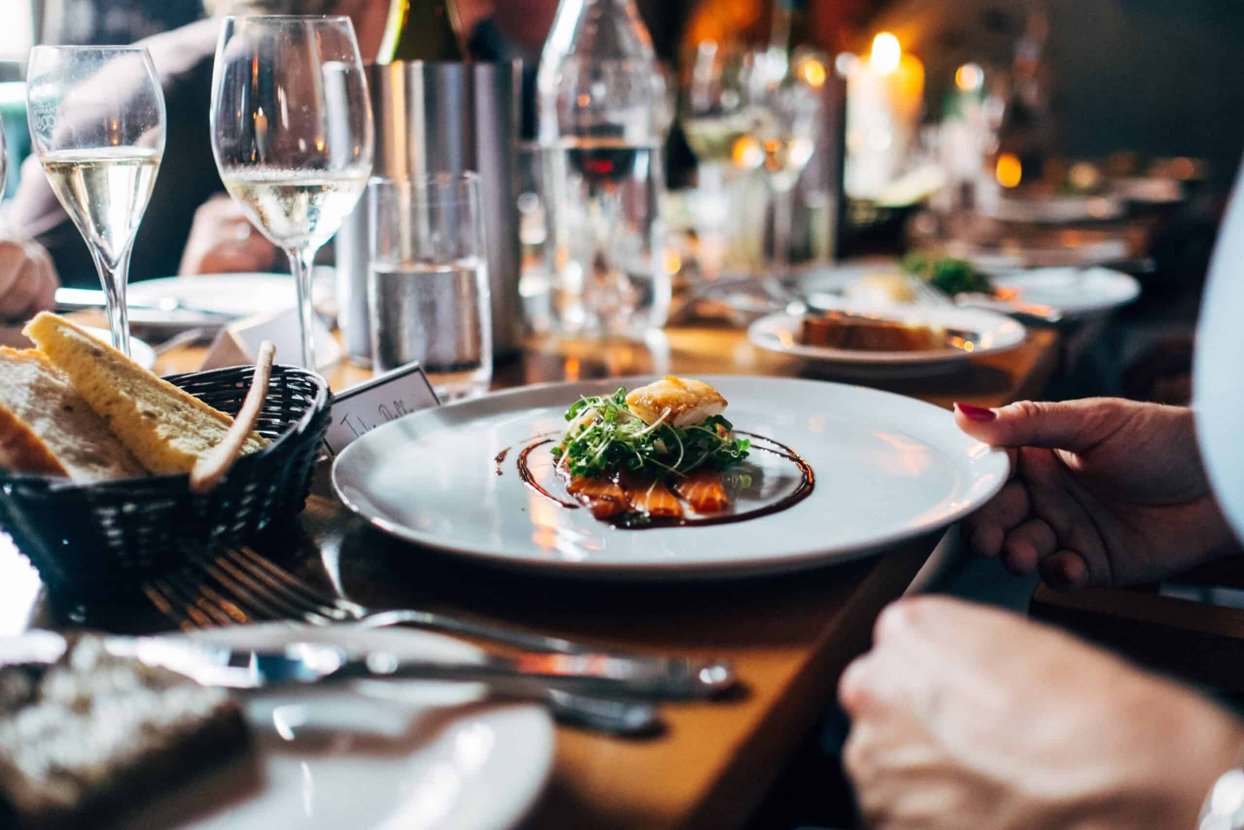 Dining, Bars & Nightclubs near the Edgewater Inn
