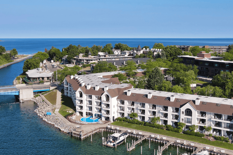edgewater-inn-downtown-charelvoix-mi
