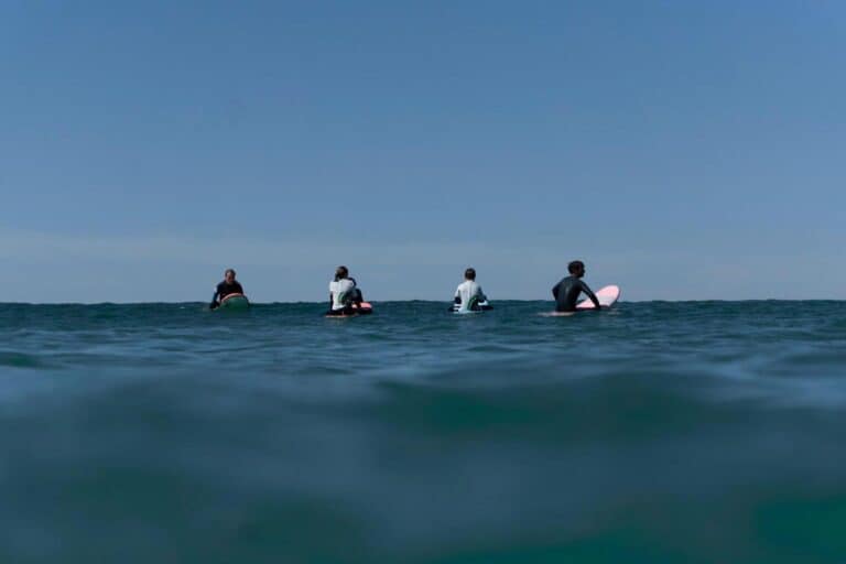 Surfer attend la vague à la Torche