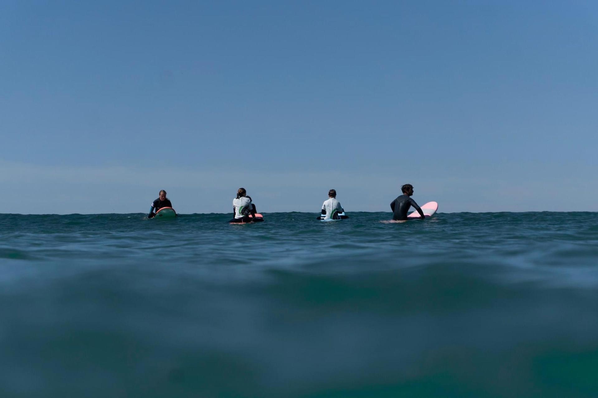 Surfer attend la vague à la Torche