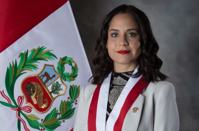 Artículo de Opinión: La Controversia de las Denuncias Constitucionales: El Rol Fiscalizador de Sigrid Bazán en el Congres