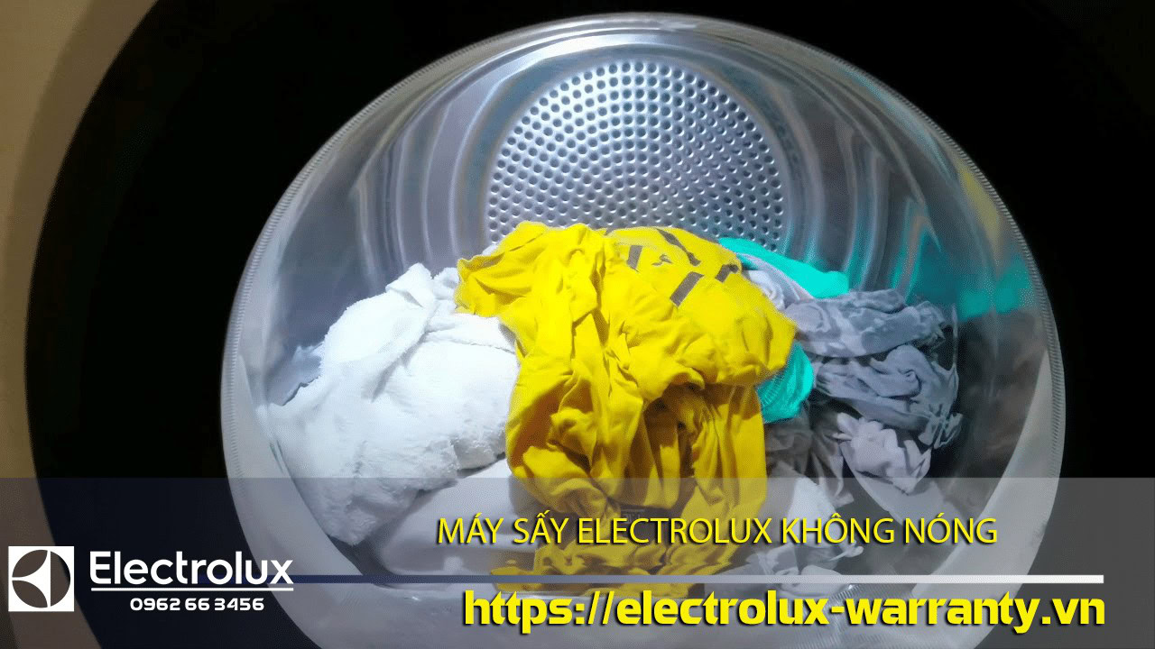 Clothes inside a tumble dryer with a caption in Vietnamese for Electrolux warranty and non-heating dryer.