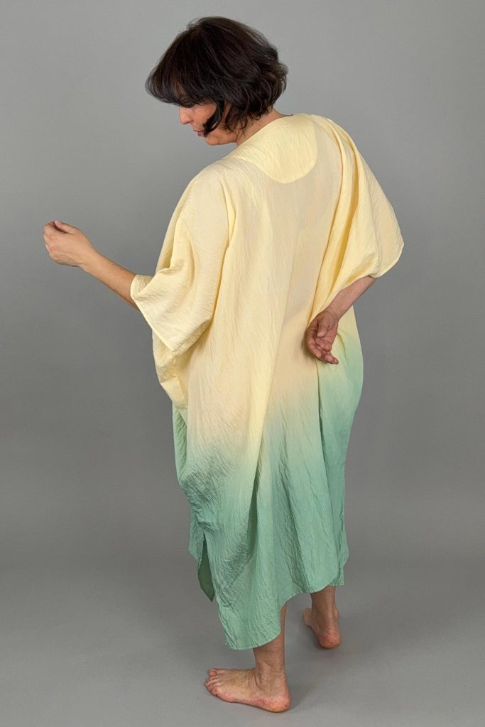 Kaftan Nura dip-dye aus EcoVero™ Viskose mit recyceltem Polyamid