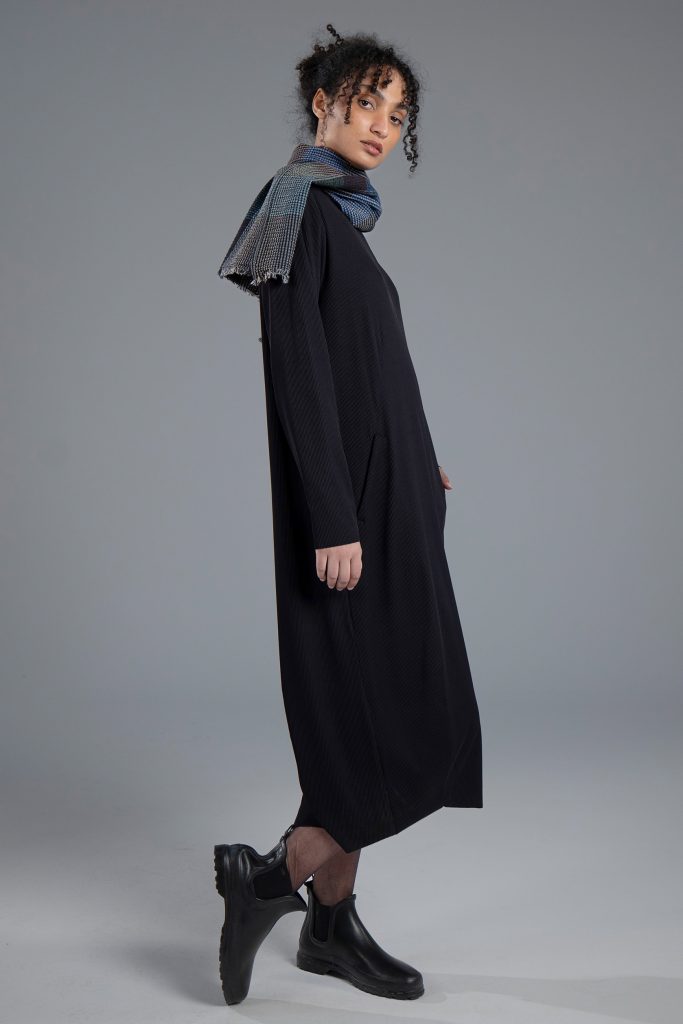 Kleid Vernie aus gerippter, recycelter Mikrofaser