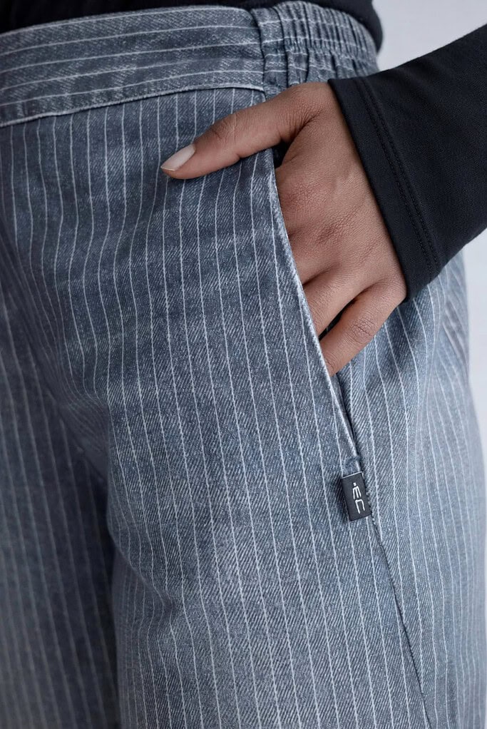Hose Sipa aus Bio-Baumwoll mit Digitaldruck-Nadelstreifen