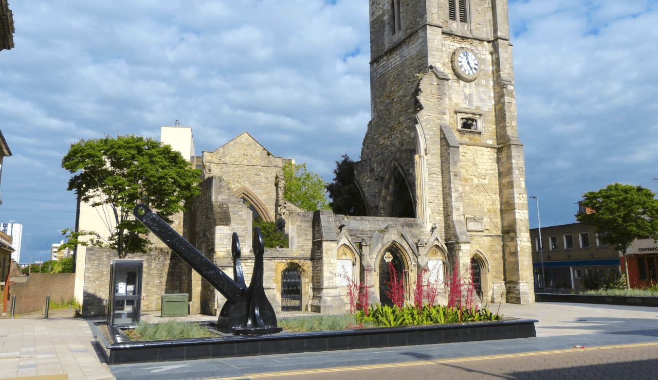 cruise ship anchor queen elizabeth 2 in southampton