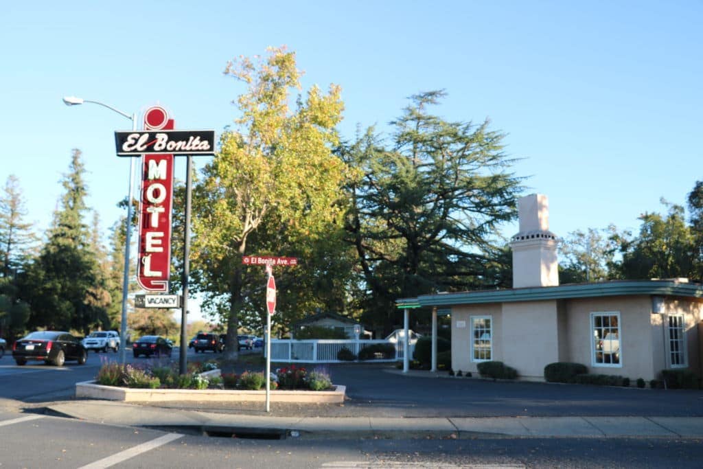 A motor in with a red sign out the front saying "El Bonita Motel"