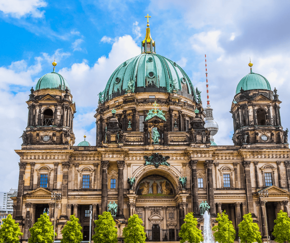 The image depicts the Berliner Dom, a large green-domed cathedral