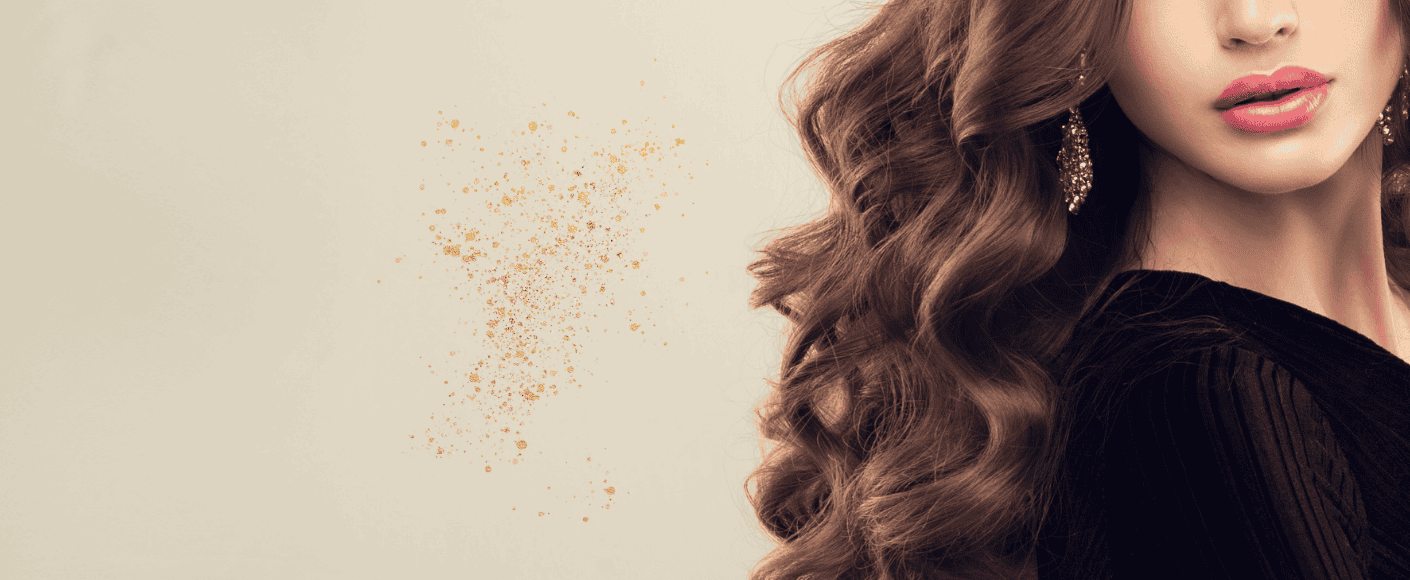 Woman with curly hair and elegant accessories – AUBE D’ÉDEN hair care.