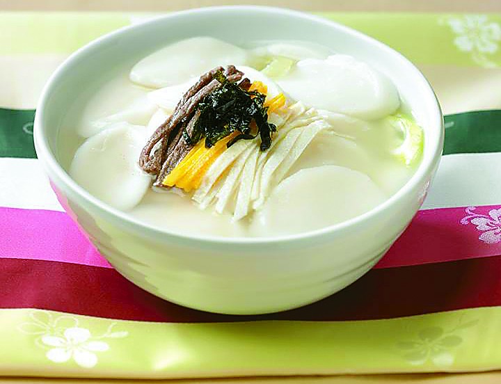 Tteok guk[Sliced Rice Cake Soup] provided by Korea Food Foundation)