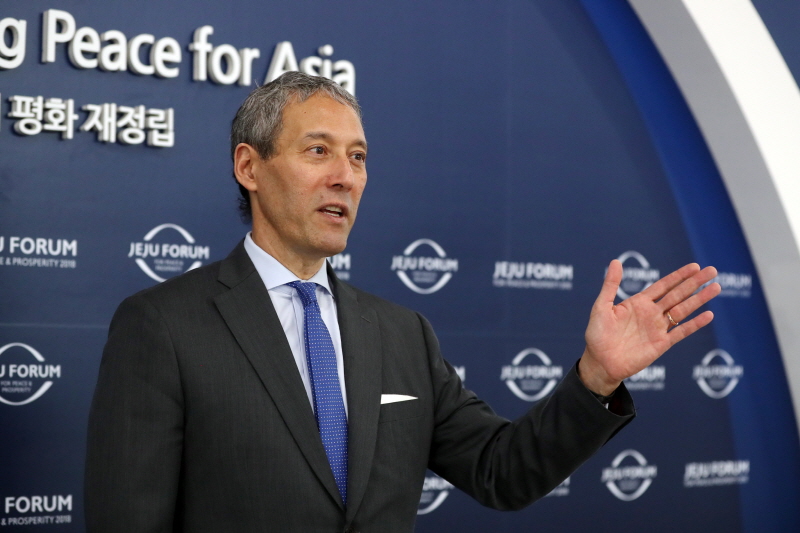 Professor David Kang speaking at an academic forum in Jeju, South Korea, in 2018, related to USC lawsuit coverage.