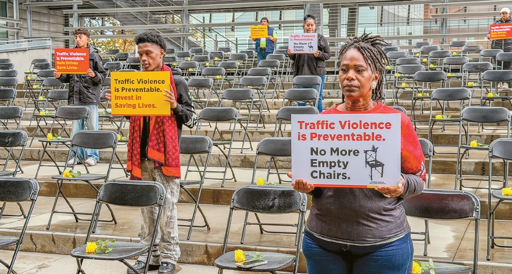 The ‘711 Empty Chairs’ installation are displayed at the California Department of Transportation plaza in downtown Los Angeles on November 16. Families of traffic accident victims hold panels with messages calling for accident prevention.  [Sangjin Kim, The Korea Daily]