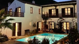 Patio con piscina por la noche