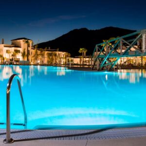 La piscina del complejo turístico por la noche