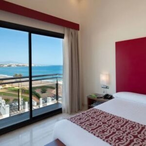 Dormitorio con balcón con vistas al mar.