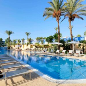 Piscina del complejo turístico con palmeras