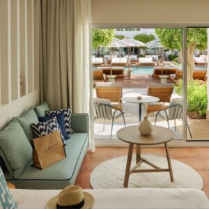 Habitación con balcón con vistas a la piscina