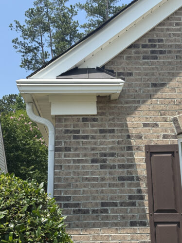 Leak-proof gutter installation in Kentucky, Cincinnati. Perfect for clog-free, maintenance-free gutters.