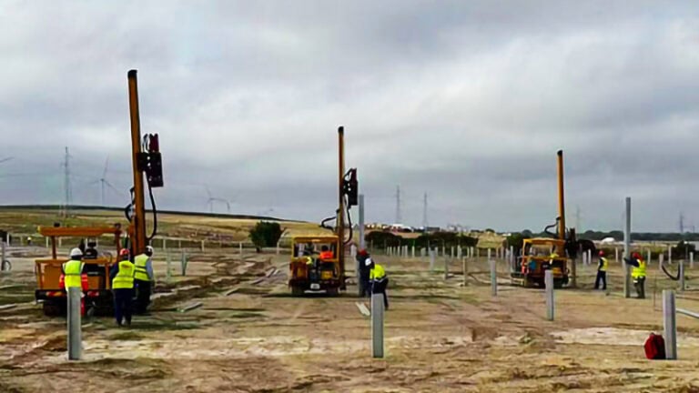 How Everstar Solar Pile Drivers Machines Achieve 200–300 Piles Per Day