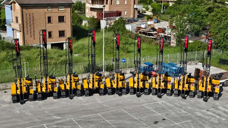 The customer displayed 10 Everstar's HXR6 pile drivers in the company square